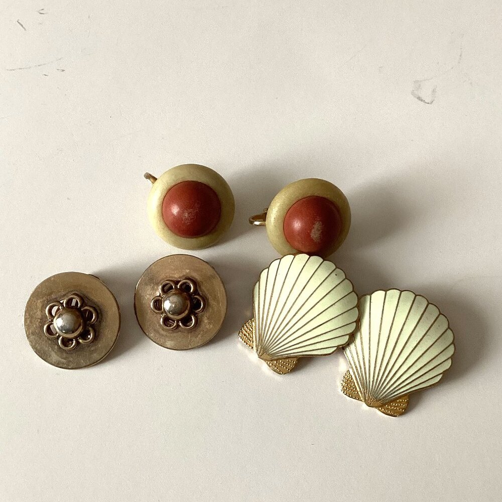 A Bundle of Vintage Retro Clip-On Earrings Costume Jewelry